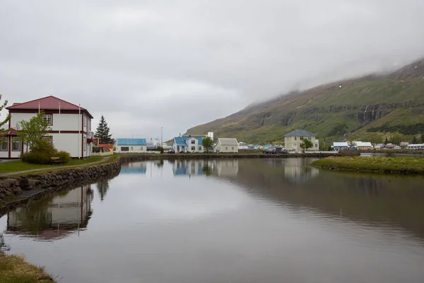 Régi épületek város Seydisfjordur Kelet-Izland — Stock Fotó