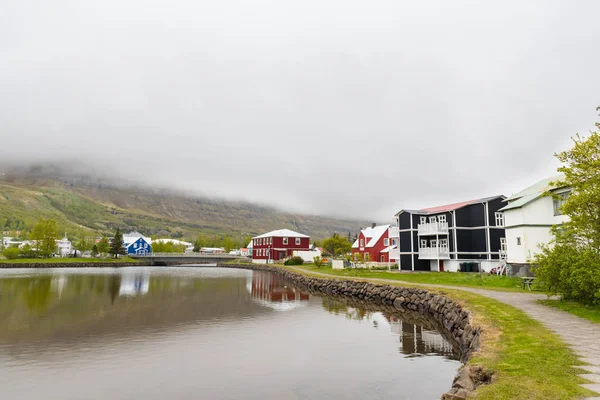 Vieux bâtiments dans la ville de Seydisfjordur dans l'est de l'Islande — Photo