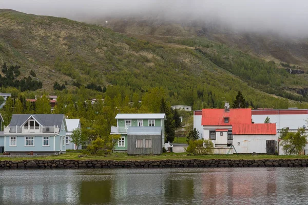 冰岛东部塞迪斯峡湾镇的旧建筑 — 图库照片