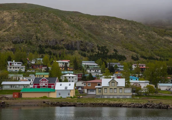 Vecchi edifici nella città di Seydisfjordur nell'Islanda orientale — Foto Stock