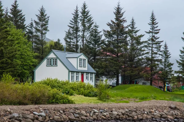 Old building near the river in town of Seydisfjordur in Icelan — Stock Photo, Image