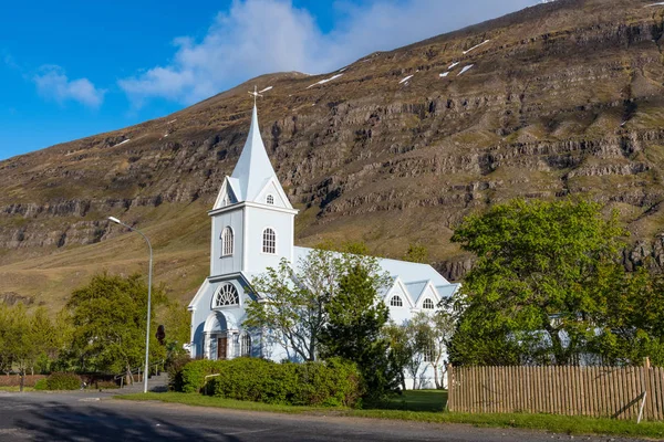 L'église de la ville de seydisfjordur en Islande — Photo
