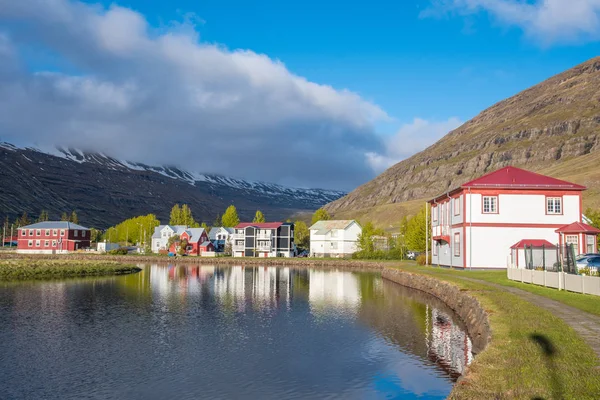 Vieux bâtiments dans la ville de Seydisfjordur dans l'est de l'Islande — Photo