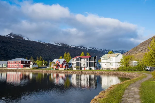 Vieux bâtiments dans la ville de Seydisfjordur dans l'est de l'Islande — Photo