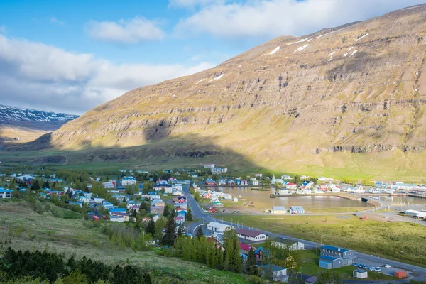 Udsigt over byen Seydisfjordur i det østlige Island - Stock-foto
