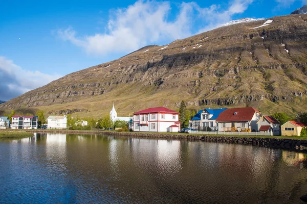 Vieux bâtiments dans la ville de Seydisfjordur dans l'est de l'Islande — Photo