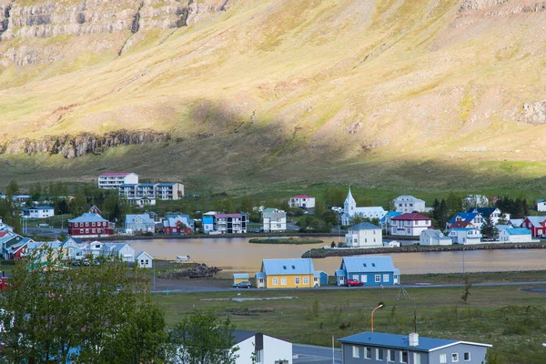 Vue sur la ville de Seydisfjordur dans l'est de l'Islande — Photo