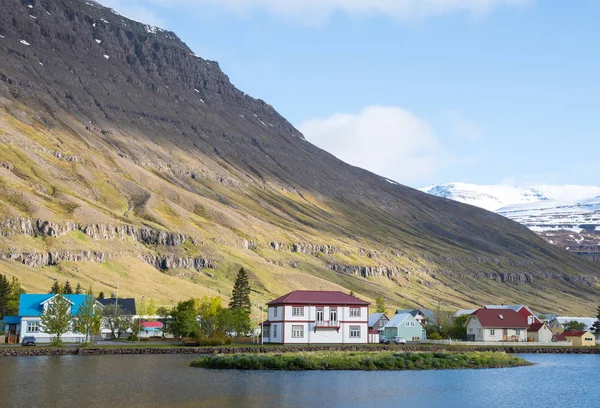 Vieux bâtiments dans la ville de Seydisfjordur dans l'est de l'Islande — Photo