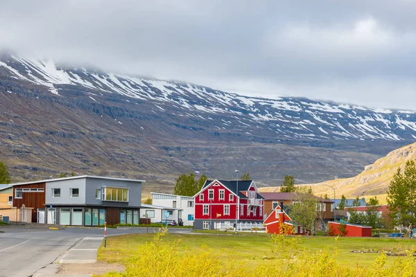 Staré budovy ve městě Seydisfjordur na východním Islandu — Stock fotografie