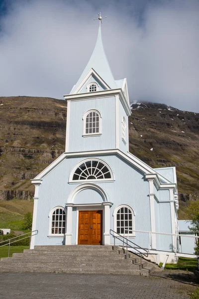 De kerk in de stad Seydisfjordur in IJsland — Stockfoto