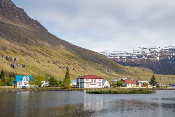 Gammala byggnader i townen av Seydisfjordur i östliga Island — Stockfoto