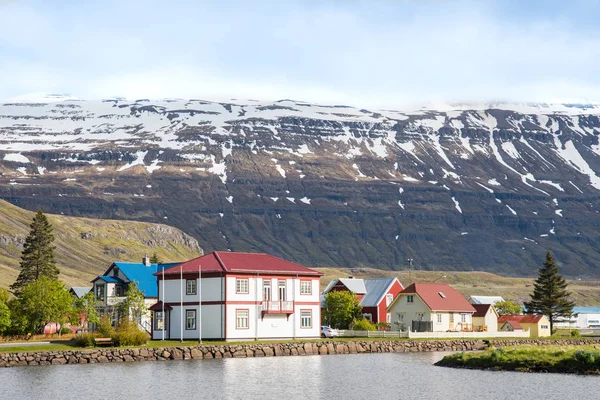 Vieux bâtiments dans la ville de Seydisfjordur dans l'est de l'Islande — Photo