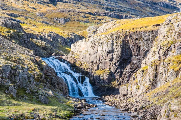 Cachoeira no rio fjardara em Seydisfjordur na Islândia — Fotografia de Stock