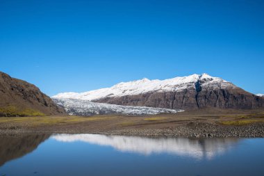 Nehir Holmsa, buzul Flaajokull ve dağ ve south Iceland'deki / daki bir yaz gününde Flafjall dağ