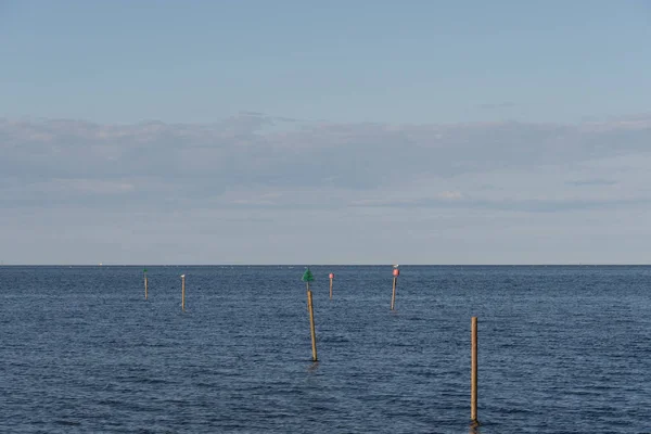 Marquages de navigation faits maison dans la mer — Photo