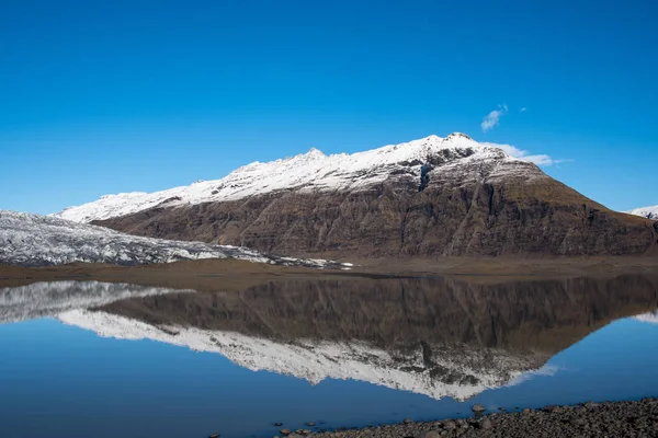 강 Holmsa, 빙하 Flaajokull와 산, 남쪽 아이슬란드에서 여름 하루에 Flafjall 산 — 스톡 사진