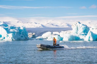 Jokulsarlon buzul lagünü üzerinde bir zodyak üzerinde güvenlik görevlisi yelken