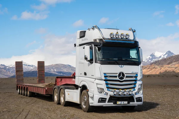 Mercedes Benz Actros Lorry dengan trailer mesin di pedesaan Islandia — Stok Foto