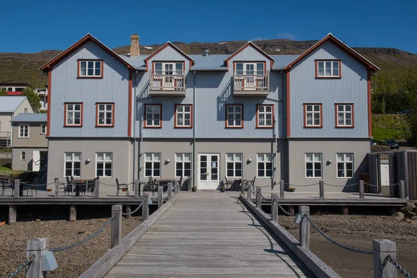 Hotell i den gamla franska sjukhus byggnaden i staden Faskrudsfjordur på östra Island — Stockfoto