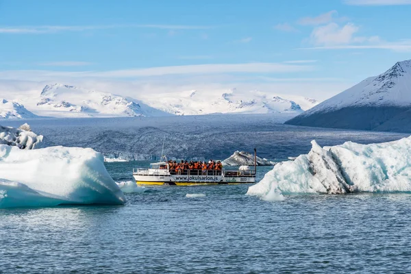 Jokulsarlon Glacier Lagoon 'da amfitoza teknesi — Stok fotoğraf