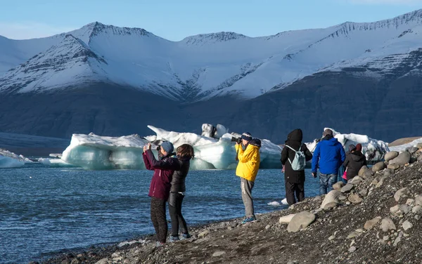 Turistas visitando la Laguna Glaciar Jokulsarlon en Islandia — Foto de Stock