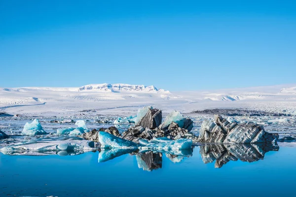 Παγόβουνα στη λιμνοθάλασσα Jokulsarlon Glacier στη νότια Ισλανδία — Φωτογραφία Αρχείου