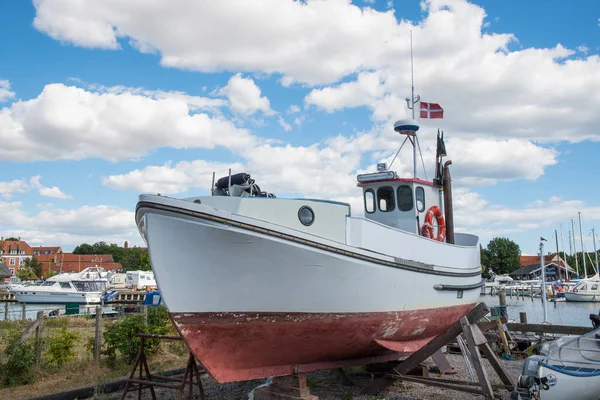 デンマークのSkaelskoerの町の土地で漁船 — ストック写真