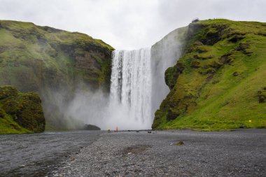 Güney İzlanda 'da bir yaz günü Skogafoss şelalesi