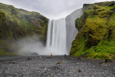 Güney İzlanda 'da bir yaz günü Skogafoss şelalesi