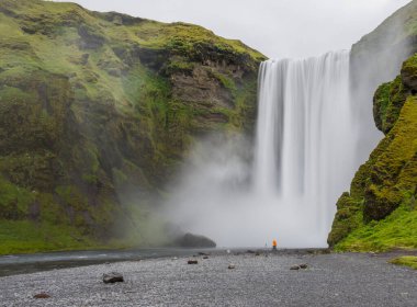 Güney İzlanda 'da bir yaz günü Skogafoss şelalesi