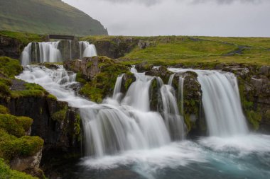 Kirkjulsfoss Şelalesi Batı İzlanda 'daki Snaefellsnes yarımadasında.