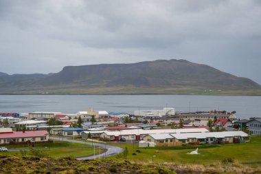 Batı İzlanda 'daki Snaefellsnes yarımadasındaki Grundafjordur kasabasına bakın.