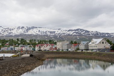 Kuzey İzlanda 'da bir yaz günü Akureyri kasabası