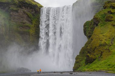 Güney İzlanda 'da bir yaz günü Skogafoss şelalesi