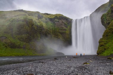 Güney İzlanda 'da bir yaz günü Skogafoss şelalesi