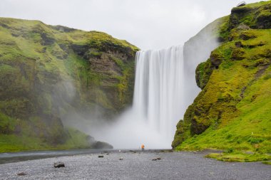Güney İzlanda 'da bir yaz günü Skogafoss şelalesi