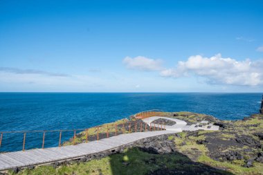 İzlanda 'daki Snaefellsnes Ulusal Parkı' ndaki Svortuloft 'un uçurumunda gezici platformlar