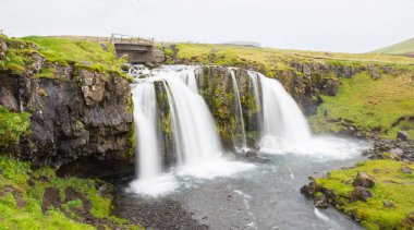 Kirkjulsfoss Şelalesi Batı İzlanda 'daki Snaefellsnes yarımadasında.