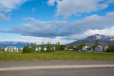 Kuzey İzlanda 'nın Dalvik kasabası güneşli bir yaz gününde