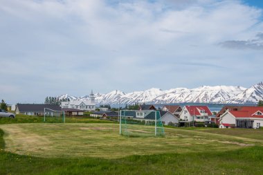 Kuzey İzlanda 'nın Dalvik kasabası güneşli bir yaz gününde