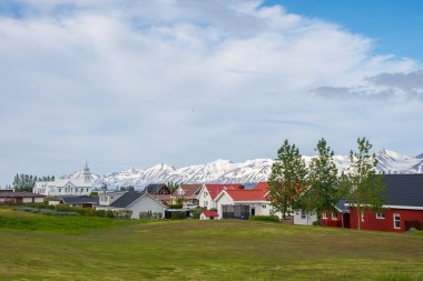 Kuzey İzlanda 'nın Dalvik kasabası güneşli bir yaz gününde