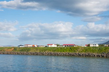 Kuzey İzlanda 'nın Arskogssandur köyü güneşli bir yaz gününde