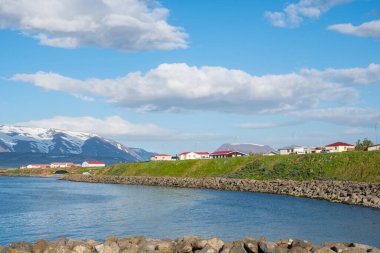 Kuzey İzlanda 'nın Arskogssandur köyü güneşli bir yaz gününde