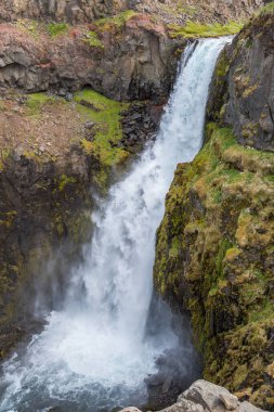 Kuzey İzlanda, Vopnafjordur 'daki Gljufura nehrinde Gljufurarfoss şelalesi
