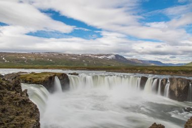 İzlanda 'da bir yaz günü Godafoss Şelalesi