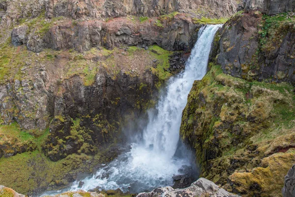 Καταρράκτης Gljufurarfoss Στον Ποταμό Gljufura Στο Vopnafjordur Της Βόρειας Ισλανδίας — Φωτογραφία Αρχείου