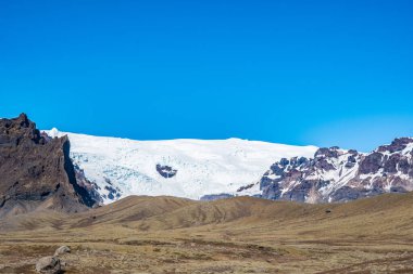 Güney İzlanda 'da Kviarjokull buzulu güneşli bir yaz gününde