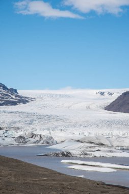 Hoffellsjokull Buzulu ve İzlanda 'nın güneyinde güneşli bir bahar gününde