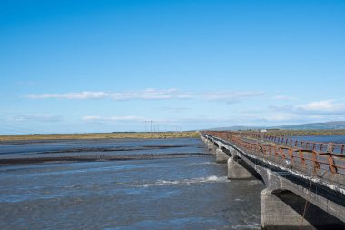 Markarfljot Nehri 'nin karşısındaki eski köprü güney İzlanda kırsalında.