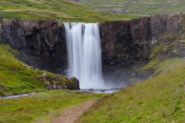 Bir yaz günü Seydisfjordur, Doğu İzlanda 'da Fjardara nehrinde şelale gufufoss.